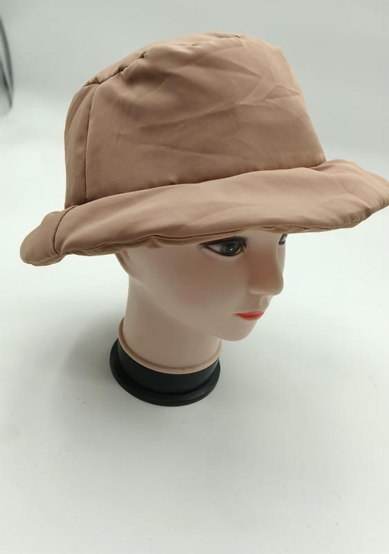 Beige quiltad pufferhatt i nylon med bred brätte