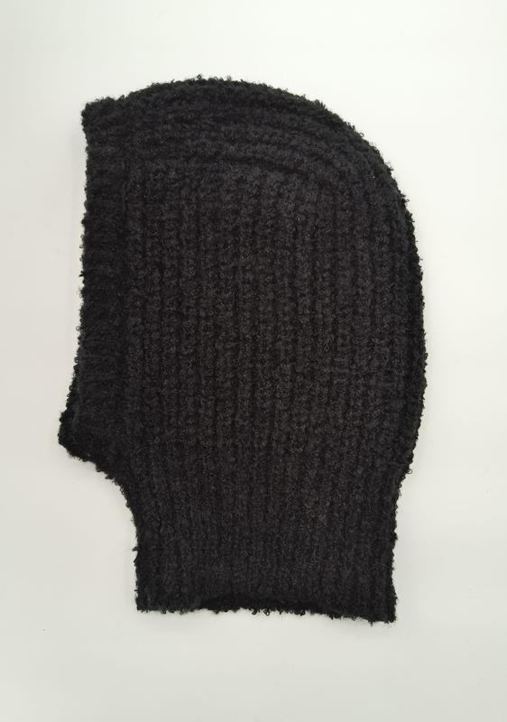Svart heltäckande balaclava i bouclé-stickad ribbstickning med texturerad ull och fransiga kanter