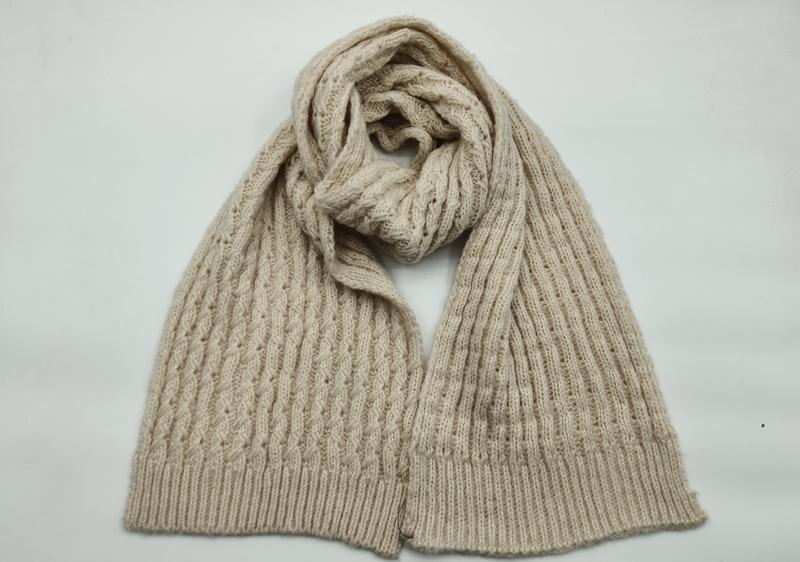 Beige kabelstickad ullhalsduk med ribbade kanter