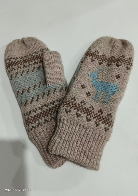 Beiga stickade ullvantar med blå rendjursmotiv och nordiskt Fair Isle-mönster – grossist vinteraccessoarer.