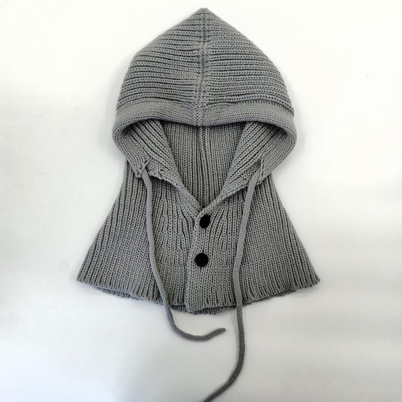 Grå ribbstickad hooded capelet med knappar och dragsko