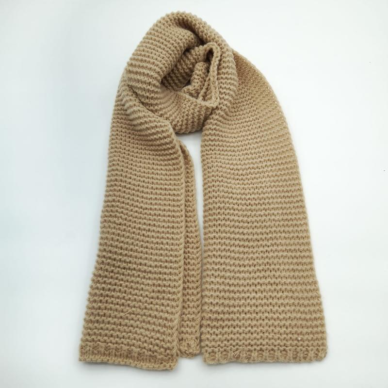 Kamelbeige chunky stickad halsduk med våffelstruktur