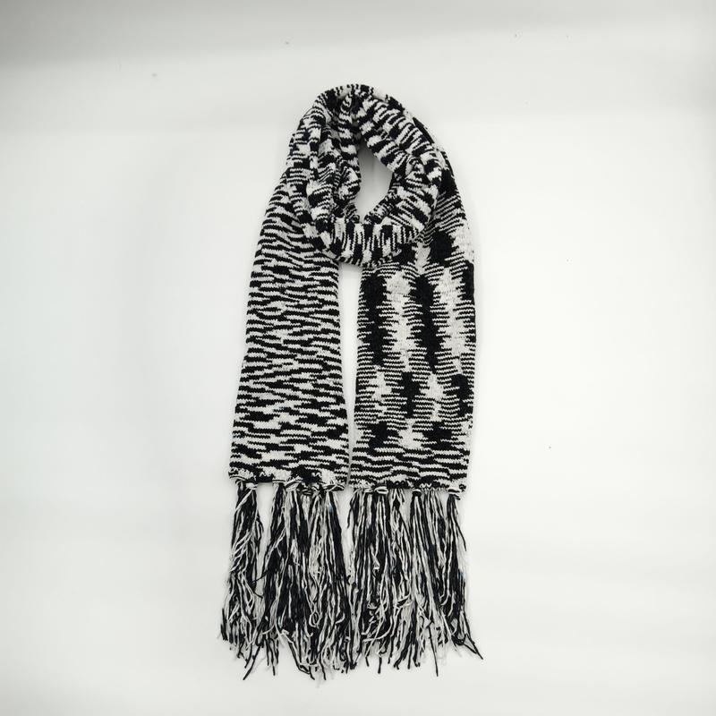 Svart-vit houndstooth stickad scarf med långa blandade tofsar