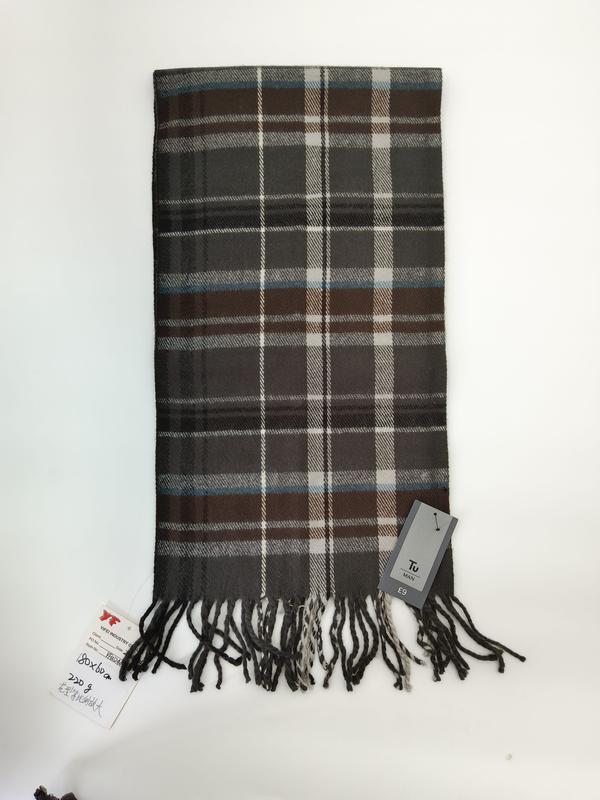 Grå och brun tartanrutig herrscarf med vita och blå accenter samt tofsar