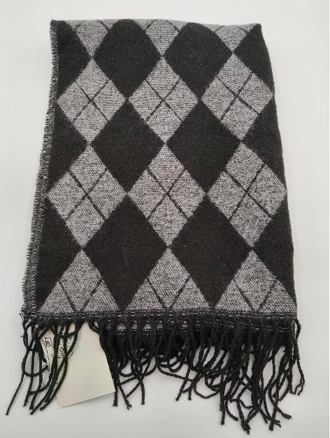 Veckad kolgrå stickad halsduk med argyle-diamantmönster och svart tofselfrans på vit bakgrund.
