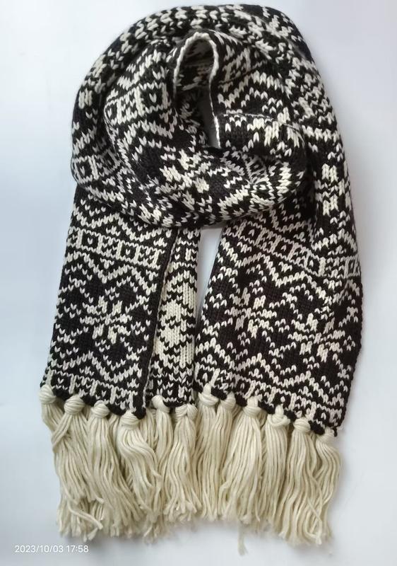 Svart/grädde Fair Isle-stickad halsduk med tofsar