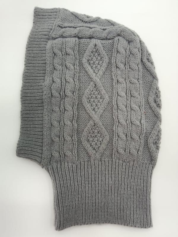 Grå kabelstickad balaclava med diamantmönster och tvinnat kabelstygn
