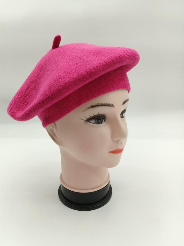 `Varm rosa ullstickad fransk basker med mittknapp