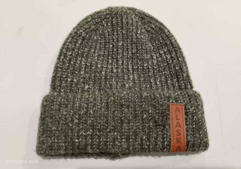Olivgrön grovstickad ribbad mössa med vikt kant och brun läder-Alaska-patch – grossistleverantör av vintermössor.