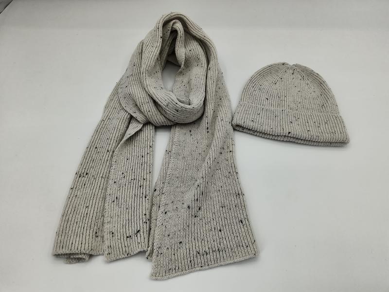 `Ljusgrå ribbstickad halsduk och mössa med fläckdetaljer