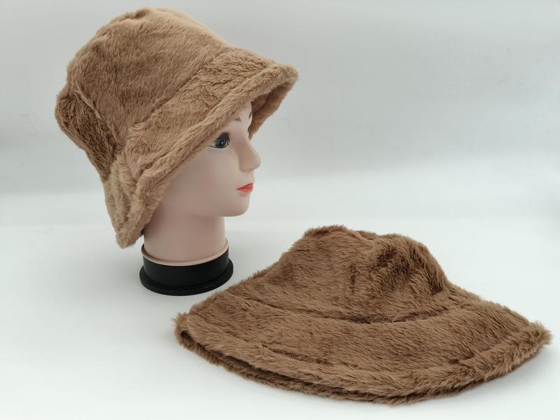 `Beige plyschhatt i fuskpäls med hinkform