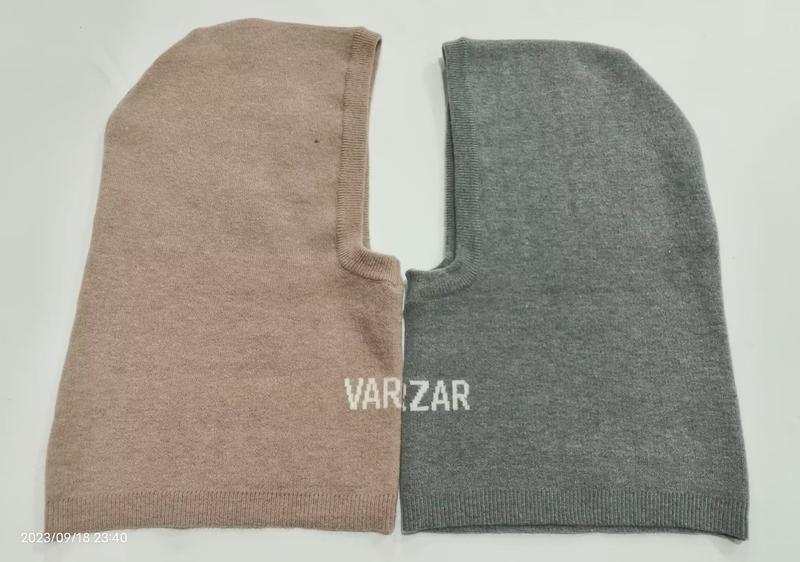 ""Två stickade balaclava skimasker i beige och grå med ansiktsöppning