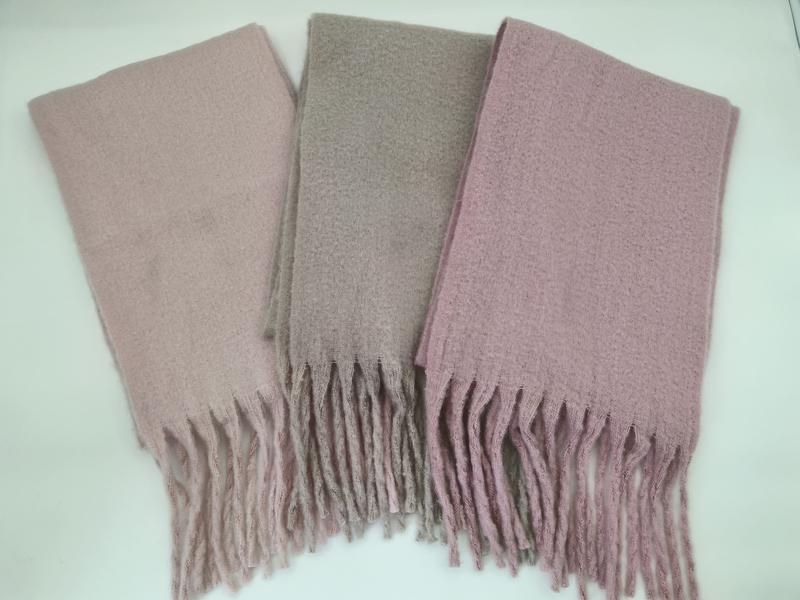 `Mjuk bouclé-sjal i rosa och taupe med fransar – texturerad wrap för extra värme och stil.`