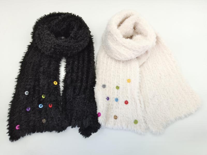 ""Fluffig stickad halsduks-set i svart och grädde med dekorativa knappar