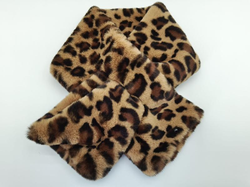 `Brun och beige halsduk i imitationspäls med leopardmönster