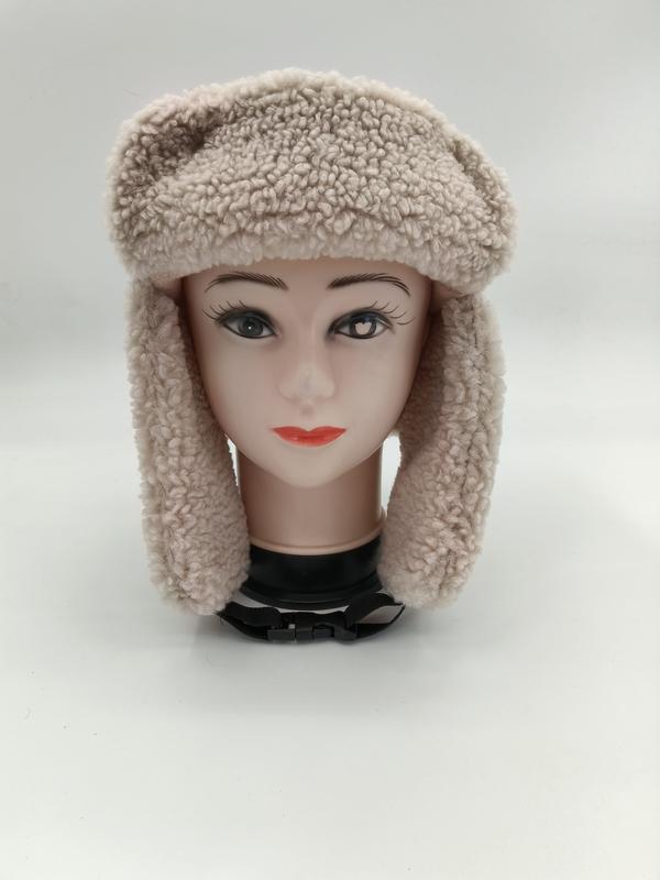 Beige sherpa fleece trapper-mössa med öronlappar och hakrem i mjukt material