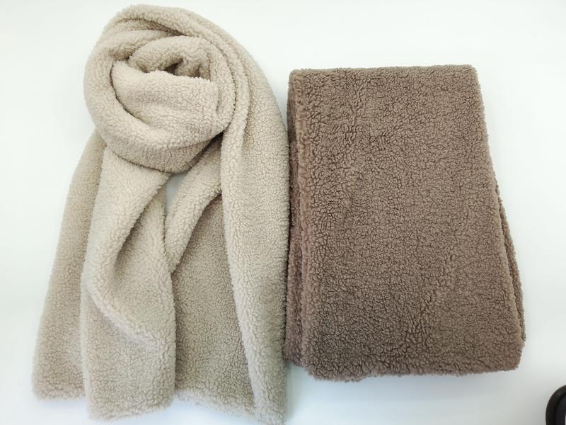 `Beige och taupe sherpa-fleecescarf med teddytextur