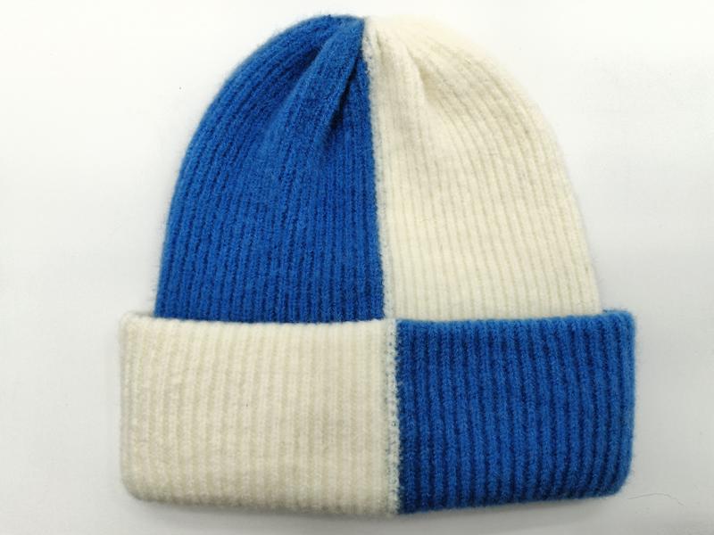 Blå och benvit randig ribbstickad mössa med uppvikt kant.