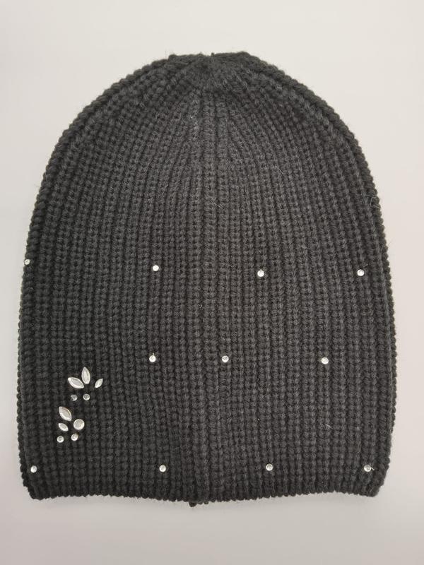 `Mörkgrå chunky-stickad slouchy beanie med ribbmönster och rhinestone-detaljer.`