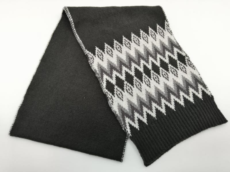 `Mörkgrå stickad vinterhalsdukar med nordiskt Fair Isle-mönster i sicksack-design`