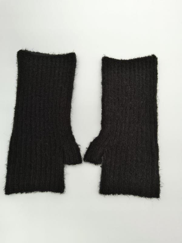 Svarta ribbstickade fingervantar i mohairblandning med luddig textur och öppna fingertoppar.