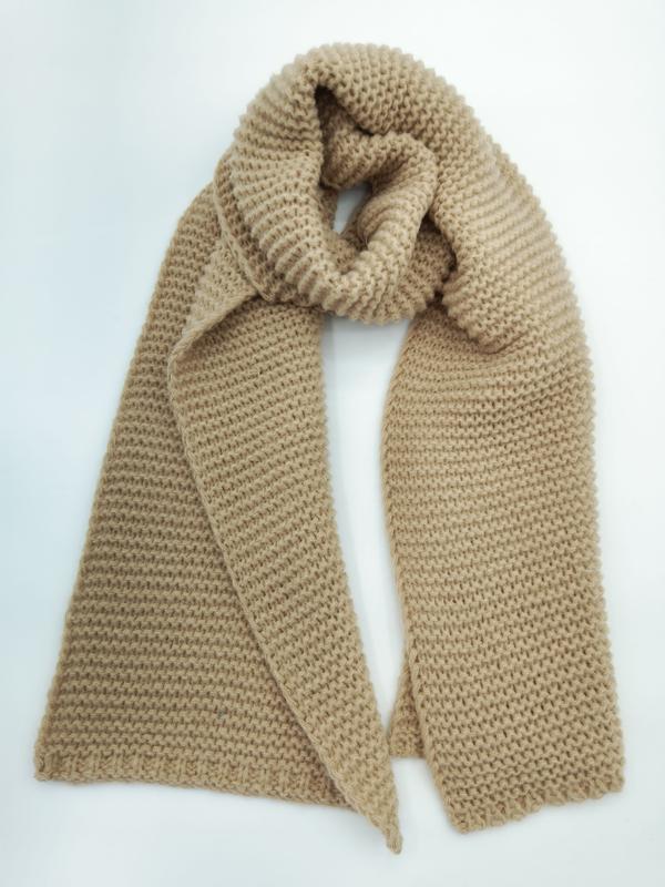 ""Beige grovstickad vinterschal i ullblandning
