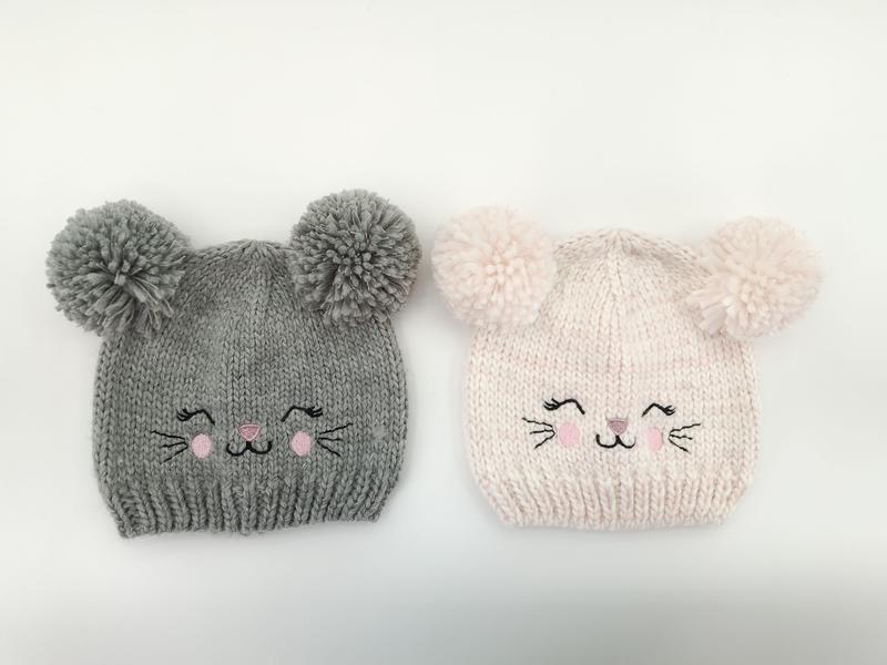`Grå stickad babymössa med rosa dubbla pompom-kattöron och broderi`