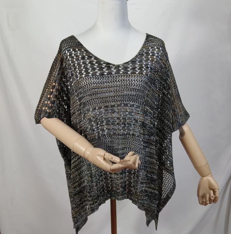 ""Mörkfärgad poncho-topp i öppen virkning med asymmetrisk design och korta ärmar.""