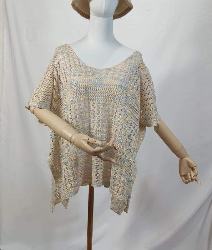Beige multicolor bohemisk poncho i öppen virkning med lös passform.