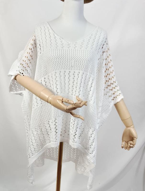 Vit oversized poncho i öppen virkning med v-ringning