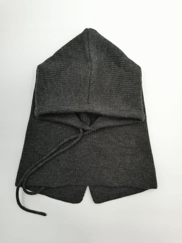 `Mörkgrå ribbstickad halsvärmande scarf med huva och dragsnöre.`