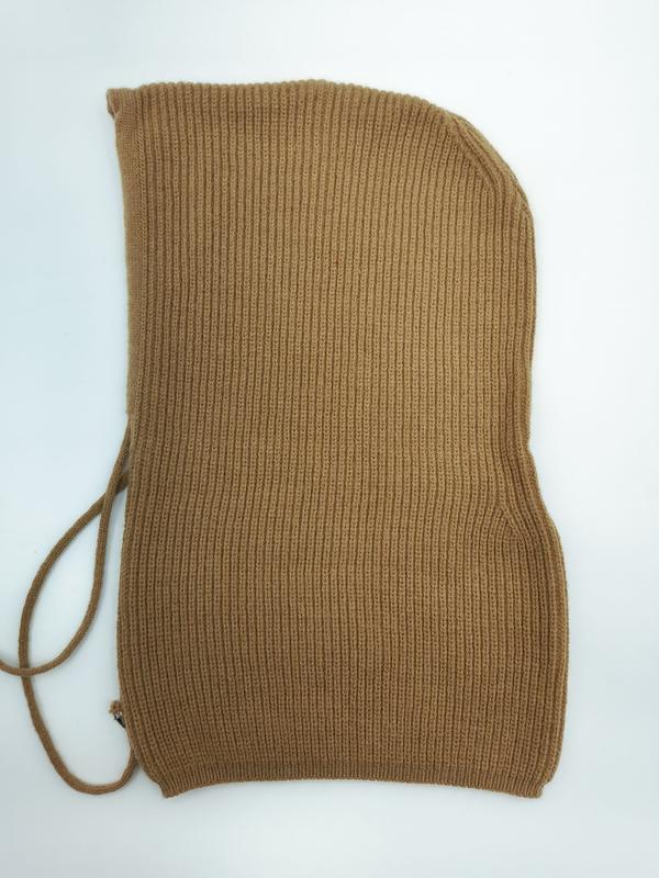 Kamelbeige stickad balaclava-huva med ribbmönster och justerbara knytsnören.