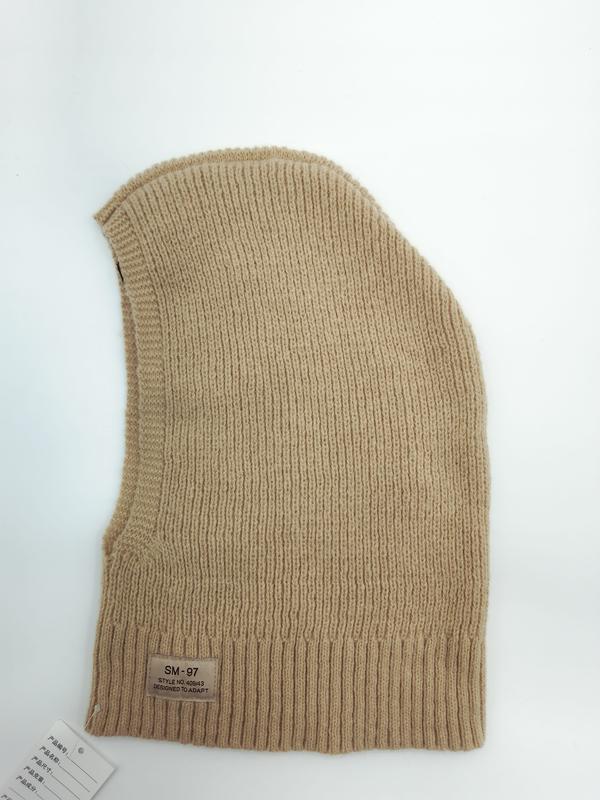 `Beige ribbstickad balaclava med heltäckande ansiktsskydd och bred vinterkrage för skidåkning.`