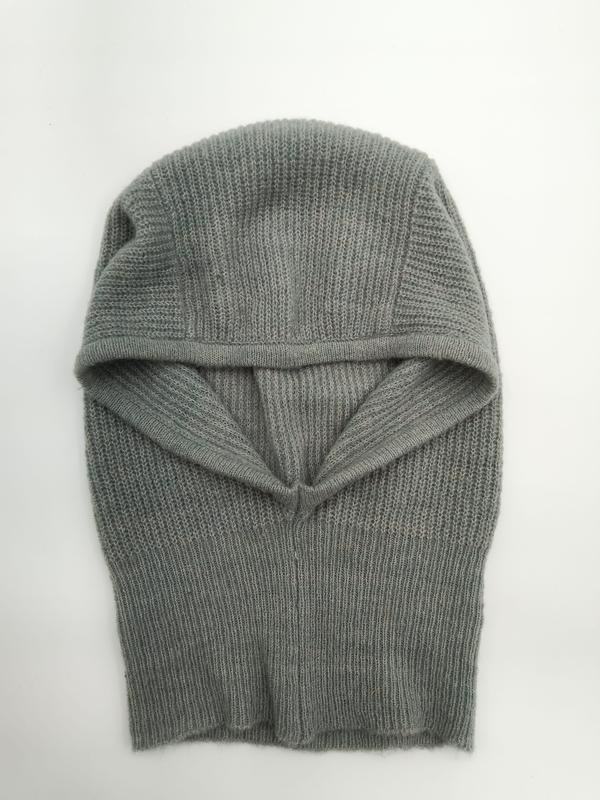 `Grå ribbstickad balaclava skidhuvudmask i ull – heltäckande vinterhuva för ansikte och huvud`
