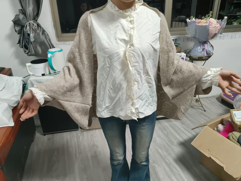 ""Beige oversized stickad cardigan lagerad över cremefärgat quiltad skjortset""
