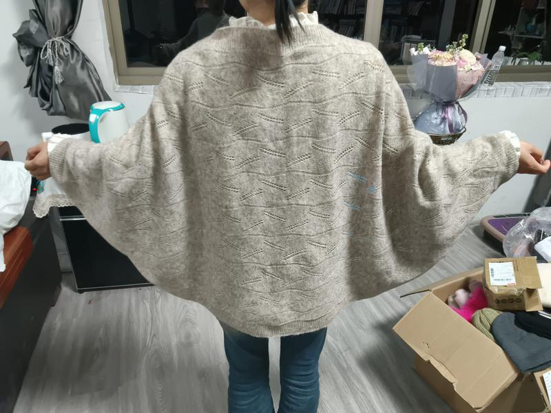 `Beige stickad oversized tröja med fladdermussärmar och rombmönstrad pointelle-struktur.`