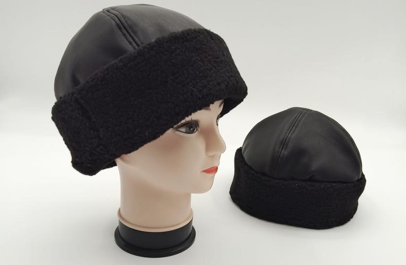 `Svart vintermössa i konstläder och sherpa-fleece