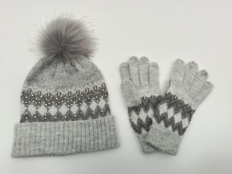 Grå Fair Isle-mössa och vantar med päls-pompom och pärlor.