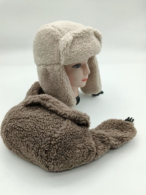 Kremfärgad och taupe trapper-hatt i sherpa-fleece med öronlappsflikar