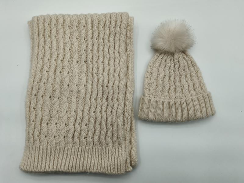 ""Krämfärgad kabelstickad vintermössa och halsduks-set med pompom.""
