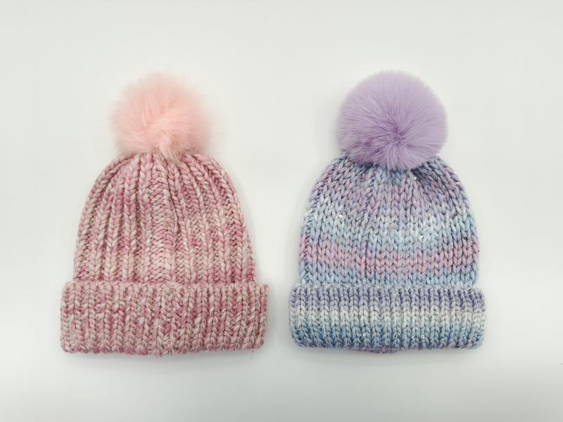 ""Rosa och lavendelfärgad stickad mössa med pompong