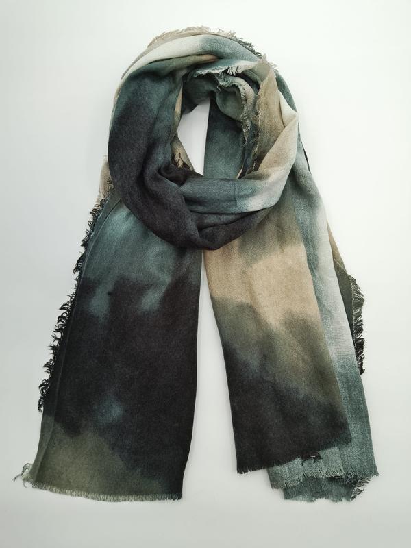 ""Ullinblandad tie-dye ombre-halsduk i skogsgrönt och taupe med mjuka färgövergångar.""
