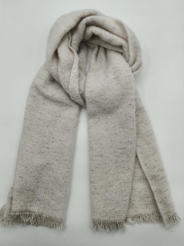 Beige stickad scarf med paljettdetaljer och fransar i elfenbensvit färg.