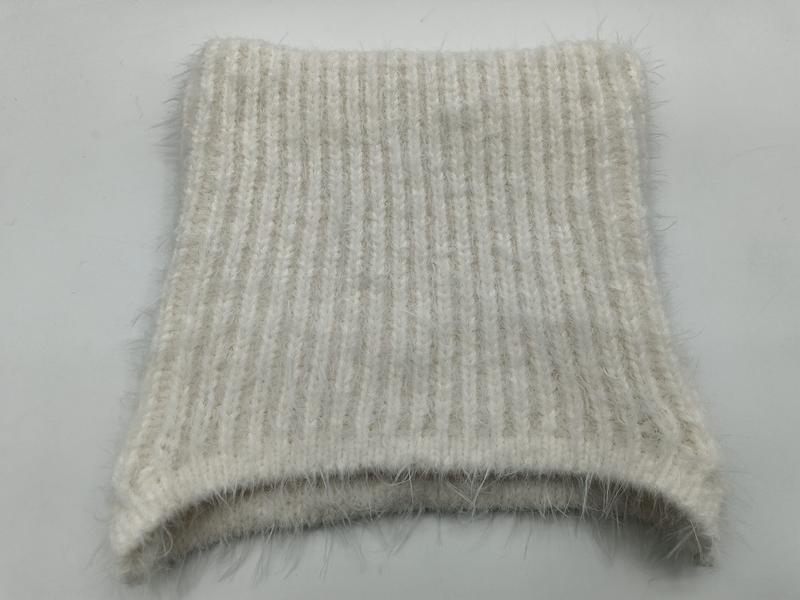 ""Kremfärgat ribbstickade tyg med fluffig mohairtextur""