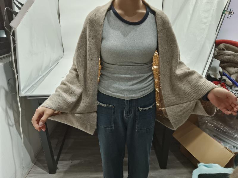 `Beige stickad oversized cardigan med öppen front och vida ärmar`