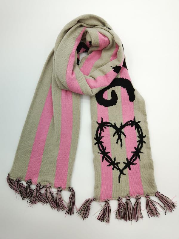 `Beige stickad randig halsduk med rosa och svarta ränder