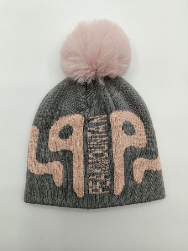 Grå-rosa stickad mössa med konstpälspom-pom och grafisk text.