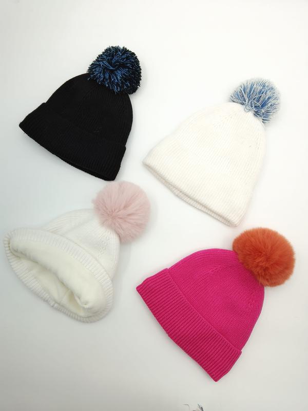 ""Set med 4 ribbstickade mössor med pompom i svart