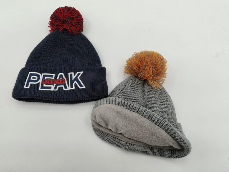 ""Ribbstickad mössa med pompom i marinblå och grå