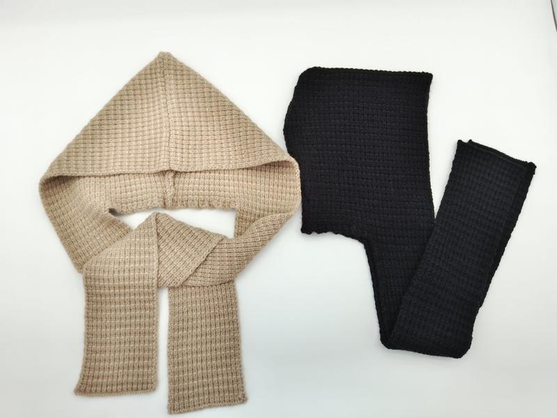 ""Beige och svart tvådelad waffle knit-halsduk med huva""